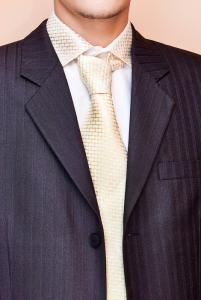 Рубашка с галстуком с золотистой текстурой